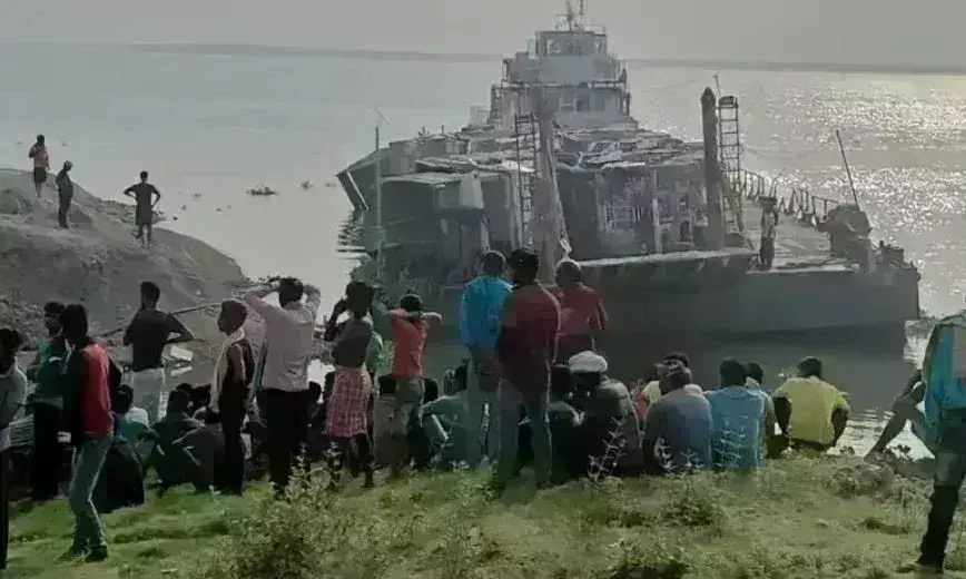 मनिहारी और साहेबगंज बीच गंगा नदी में जहाज डगमगाया, 5 ट्रक डूबे, कई लोग लापता