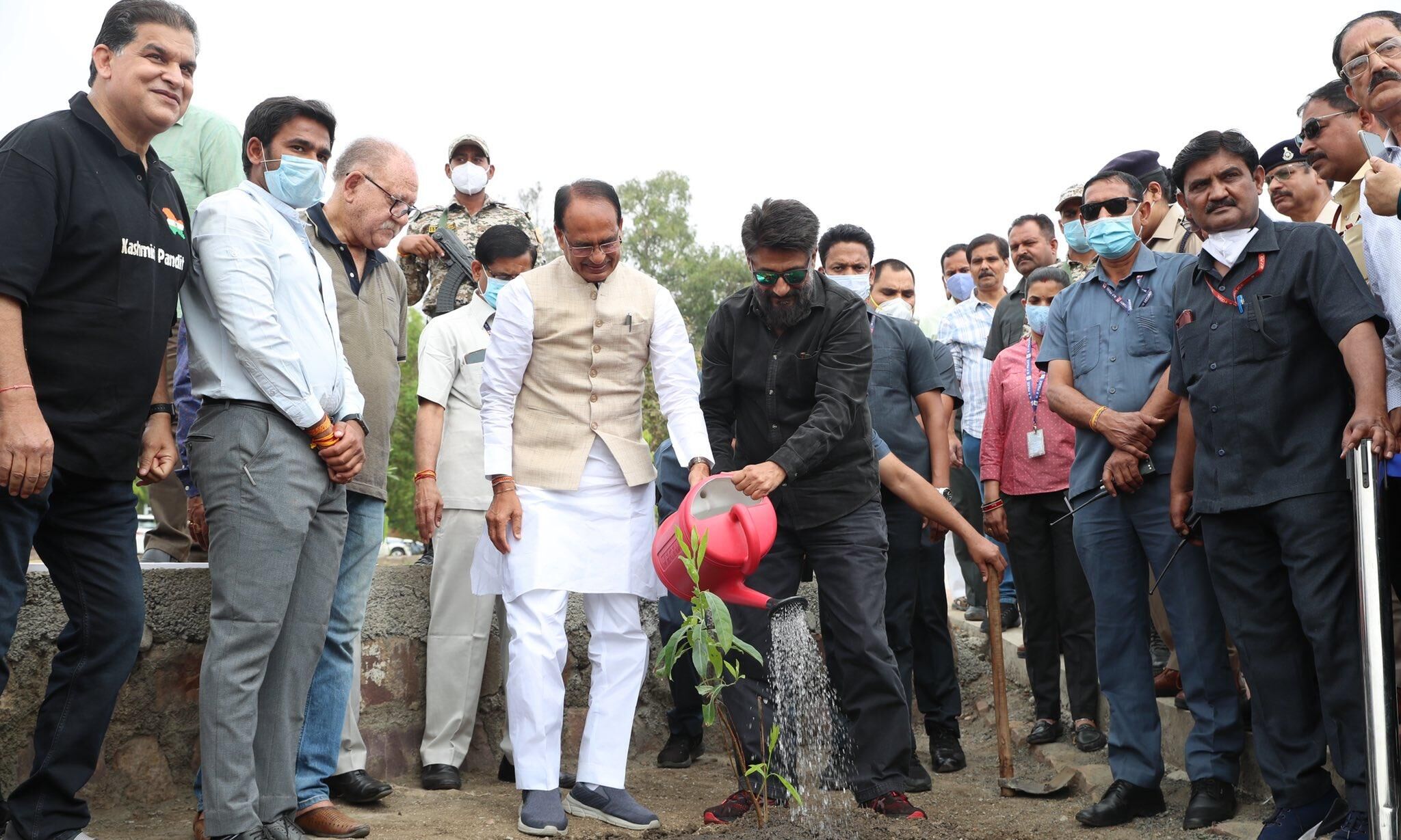 कश्मीर फाइल्स के निदेशक विवेक अग्निहोत्री पहुंचे भोपाल, सीएम के साथ किया पौधरोपण