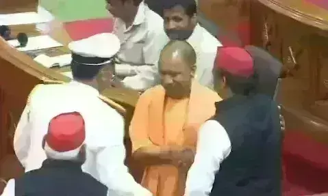 विधानसभा में मिले योगी आदित्यनाथ और अखिलेश यादव, एक-दूसरे को देख मुस्कराए