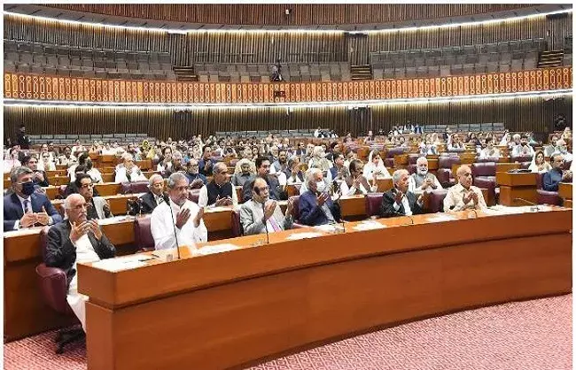 इमरान खान के खिलाफ अविश्वास प्रस्ताव स्वीकार, सदन 31 मार्च तक स्थगित