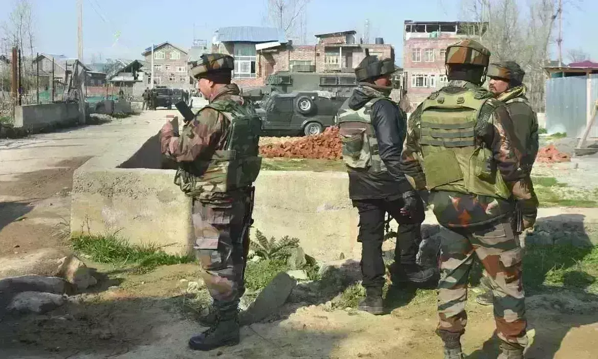 बड़गाम में दो आतंकी गिरफ्तार, हथियार और गोला-बारूद बरामद