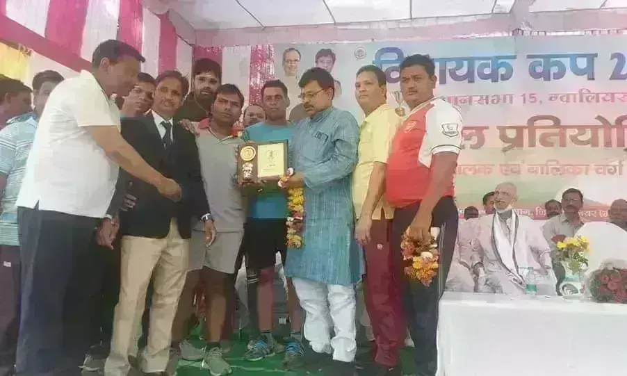 ऊर्जा मंत्री तोमर ने विधायक कप फुटबॉल का किया शुभारंभ, कहा- हर साल होगा खेल महोत्स्व