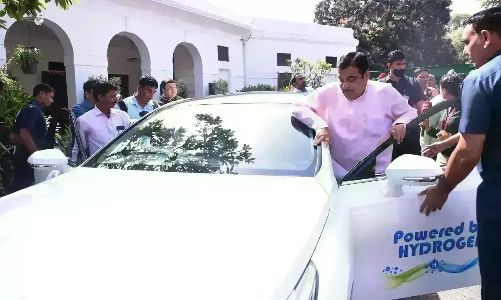2 रूपए प्रति किलोमीटर खर्च पर चलने वाली हाईड्रोजन कार आई सामने, नितिन गडकरी पहुंचे संसद 2 रूपए प्रति किलोमीटर खर्च पर चलने वाली हाईड्रोजन कार आई सामने, नितिन गडकरी पहुंचे संसद