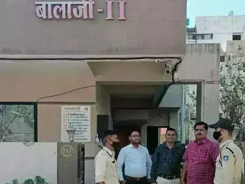 इंदौर में बैंक मैनेजर के घर लोकायुक्त का छापा, डेढ़ करोड की बेनामी संपत्ति मिली इंदौर में बैंक मैनेजर के घर लोकायुक्त का छापा, डेढ़ करोड की बेनामी संपत्ति मिली