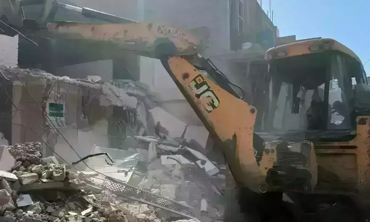 ग्वालियर में दुष्कर्म के आरोपी घर  पर चला मामा का बुलडोजर, महिलाओं ने किया विरोध