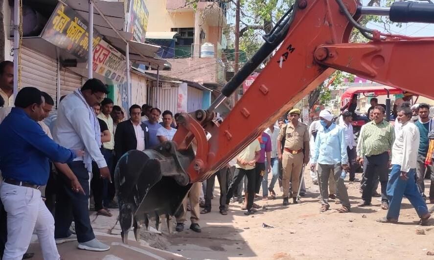 अतर्रा में अतिक्रमण हटाने के लिए चला बुलडोजर, व्यापारियों ने पास किया निंदा प्रस्ताव