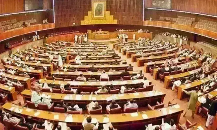 अविश्वास प्रस्ताव पर बिना चर्चा के ही संसद स्थगित, इमरान खान की सरकार को मिला समय