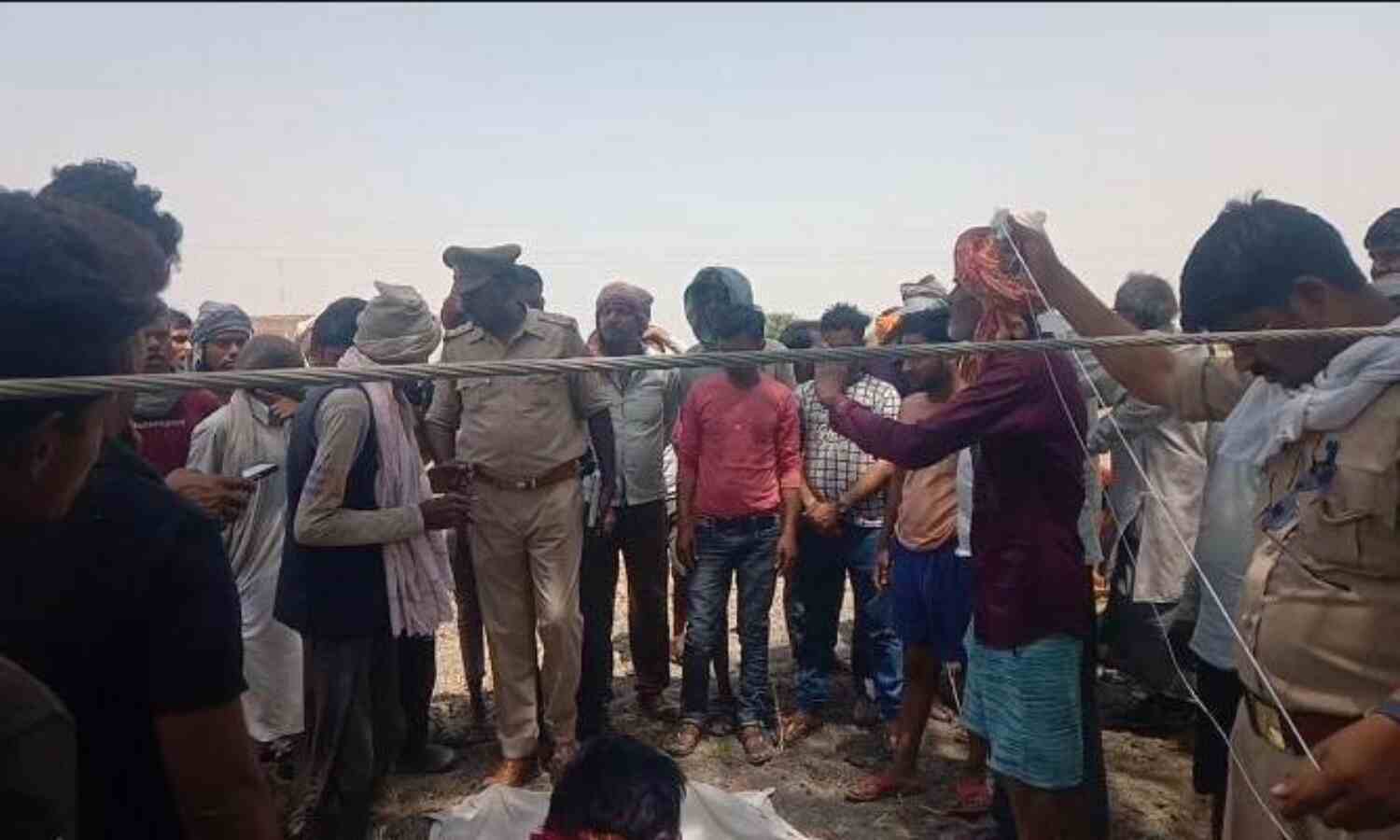 झूलते बिजली के तारों में फंसकर युवक की मौत, ग्रामीणों ने लगाया जाम