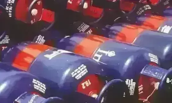LPG गैस के बढे दाम, 250 रुपये महंगा हुआ कमर्शियल सिलेंडर LPG गैस के बढे दाम, 250 रुपये महंगा हुआ कमर्शियल सिलेंडर
