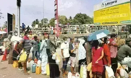 श्रीलंका में आर्थिक संकट से हालात मुश्किल, मंत्रिमंडल भंग कर बने अंतरिम सरकार