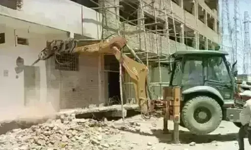 बलात्कार के आरोपी का संरक्षण करने वाले संजय त्रिपाठी के शॉपिंग कॉम्प्लेक्स पर चला बुलडोजर