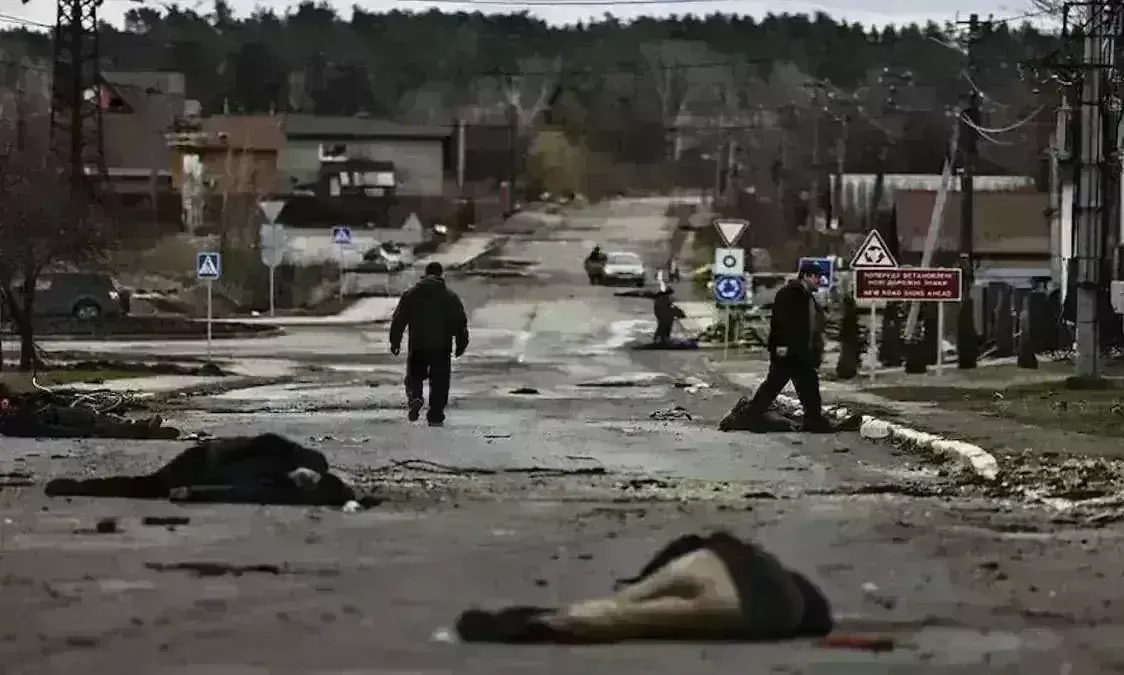 युद्ध के 41वें दिन जेलेंस्की कीव से बाहर निकले, बूचा में 400 शव देख रो पड़े