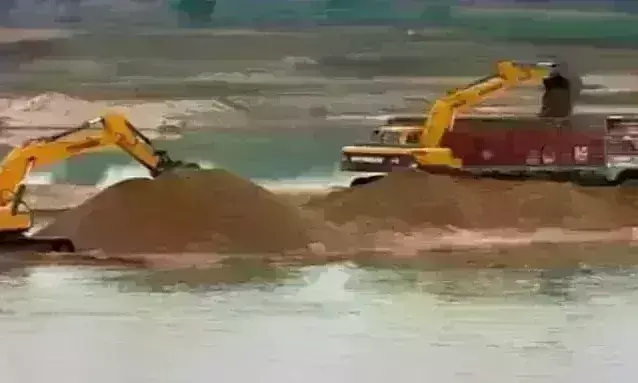 किसानों ने दी नदी में कूदकर जान देने की धमकी