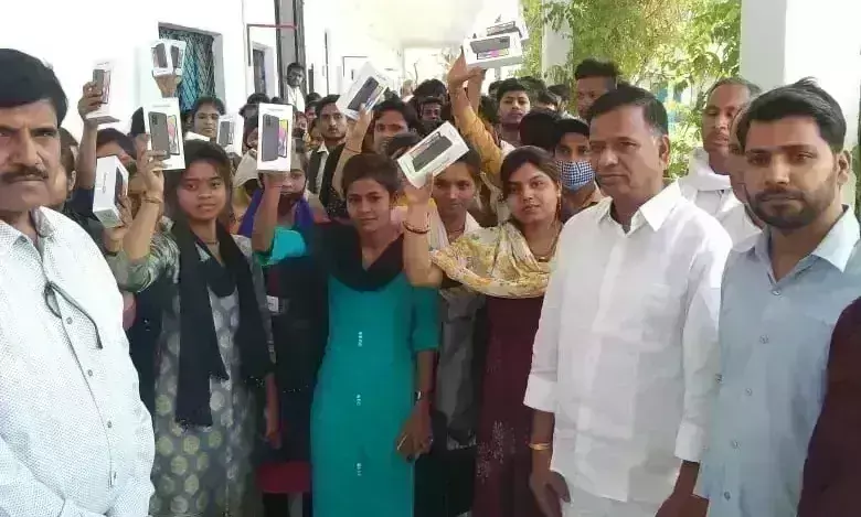 बांदा में अलग-अलग जगह बांटे गए स्मार्ट फोन