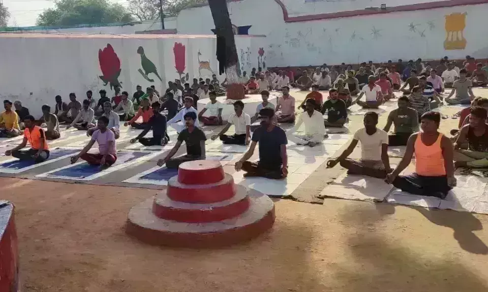 मंडल कारागार में योग शिविर में बंदियों ने किया प्राणायाम व हठयोग