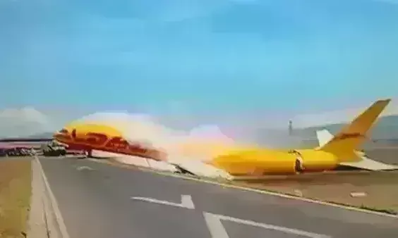 लैंडिंग के समय दो टुकड़ों में बंटा विमान, बंद करना पड़ा एयर पोर्ट