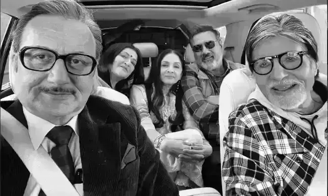 अनुपम खेर ने ऊंचाई से शेयर की सेल्फी, एक फ्रेम में नजर आए कई सितारे