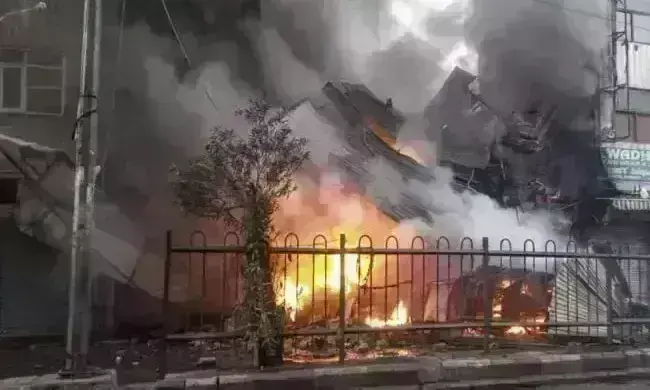 दिल्ली में दो जगह लगी भीषण आग, आजाद मार्केट में तीन दुकानें जलकर खाक