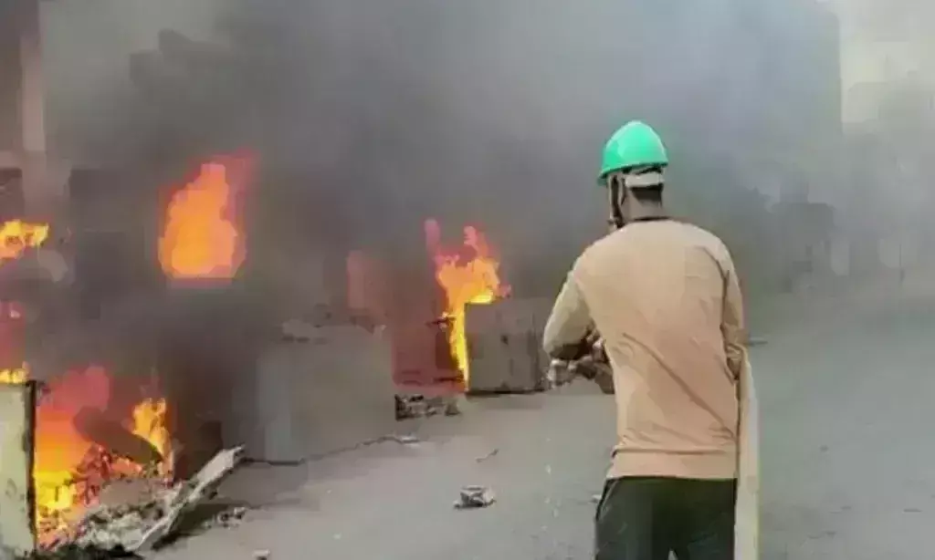 गुजरात में शांति भंग करने की कोशिश, रामनवमी के जुलुस पर पथराव, दुकानों को आग लगाई गुजरात में शांति भंग करने की कोशिश, रामनवमी के जुलुस पर पथराव, दुकानों को आग लगाई