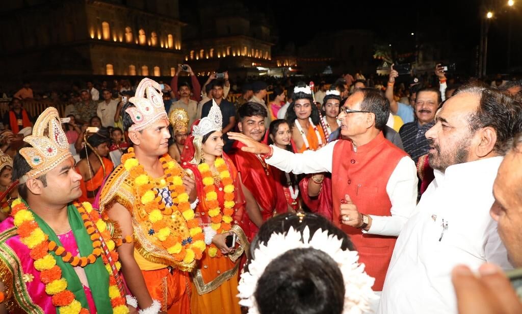 ओरछा में मना ऐतिहासिक राम जन्मोत्सव, 5 लाख दीपों से जगमागा उठी नगरी