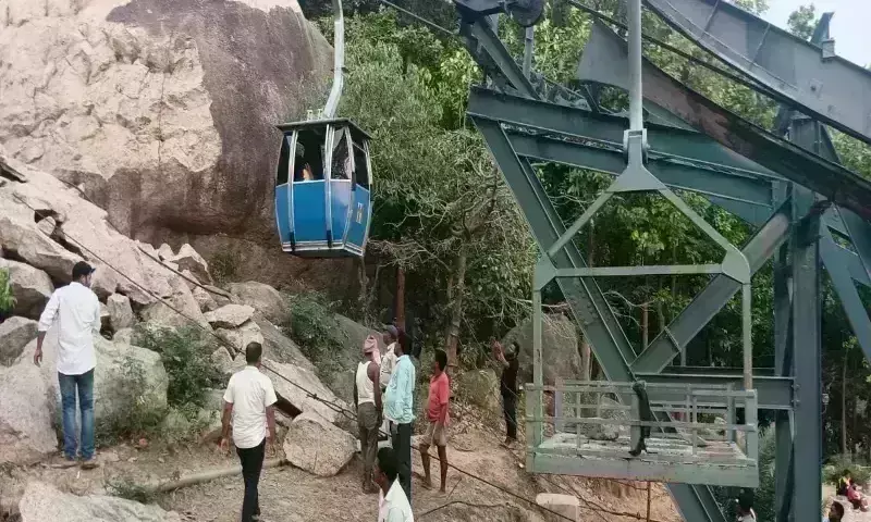 त्रिकूट पर्वत पर रोपवे में फंसे 48 यात्री, सेना ने शुरू किया रेस्क्यू त्रिकूट पर्वत पर रोपवे में फंसे 48 यात्री, सेना ने शुरू किया रेस्क्यू