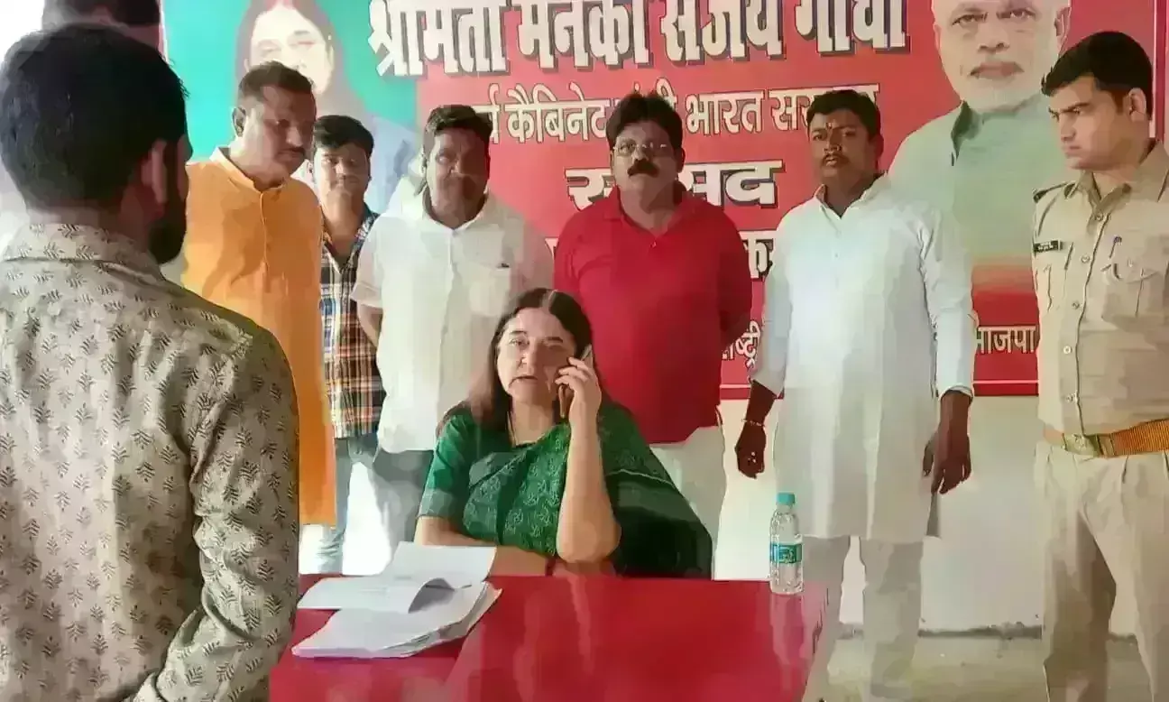 मेनका गांधी ने सुनी जनसमस्याएं, कहा - सुस्त और लापरवाह अधिकारी बर्दाश्त नहीं