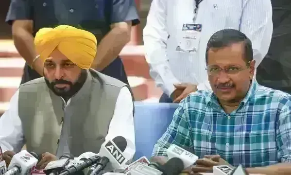 केजरीवाल ने ली अधिकारीयों की बैठक, विपक्ष ने पूछा -क्या पंजाब के फैसले दिल्ली में होंगे?