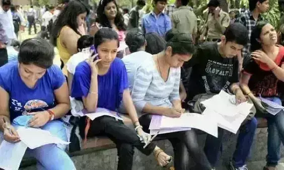 UGC ने बदले नियम, छात्र अब एक समय में कर सकेंगे दो डिग्री