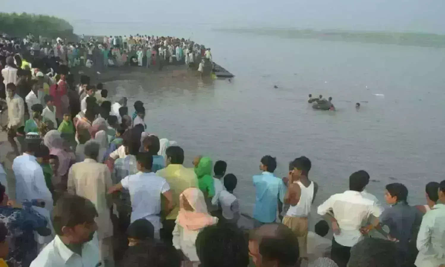 कुशीनगर में बड़ा हादसा, नारायणी नदी में नाव डूबी, तीन युवतियों की मौत