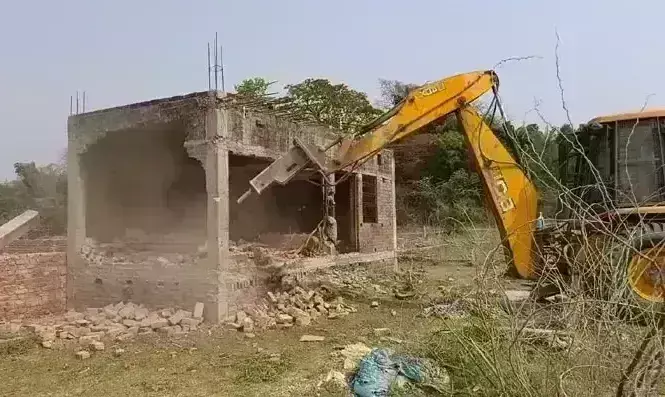 प्रयागराज में भूमाफिया पर पीडीए की कार्यवाही, अवैध कब्जे पर चला बुलडोजर