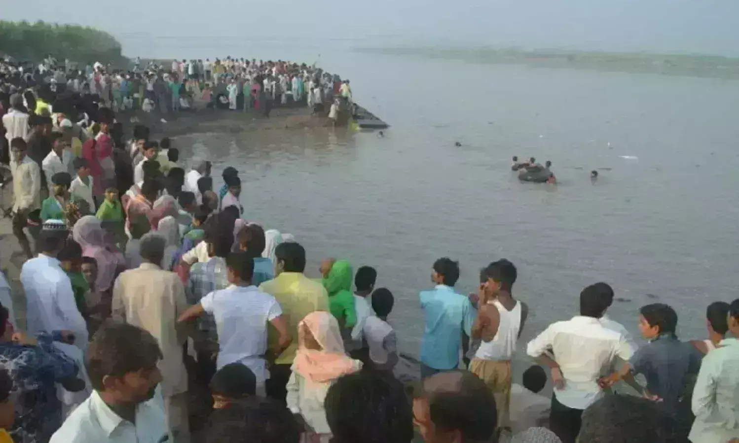कुशीनगर में बड़ा हादसा, नारायणी नदी में नाव डूबी, तीन युवतियों की मौत
