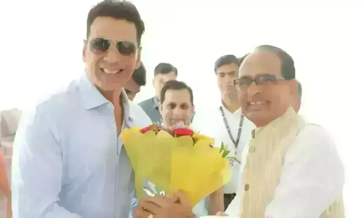 अक्षय कुमार ने मुख्यमंत्री शिवराज से की मुलाकात, स्मार्ट सिटी पार्क में लगाए पौधे