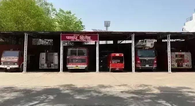 सकरी गलियों में अगर आग लगी, तो कई गोदाम होंगे जलकर खाक