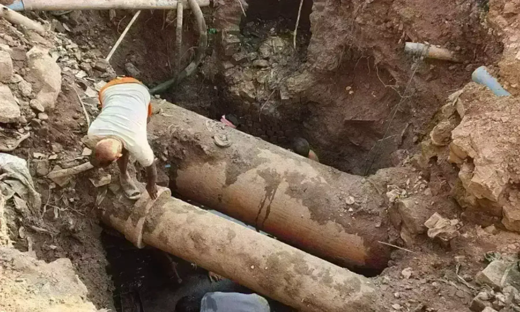 हर दिन पानी हो रहा बर्बाद, आए दिन फूट रही अमृत की लाइनें