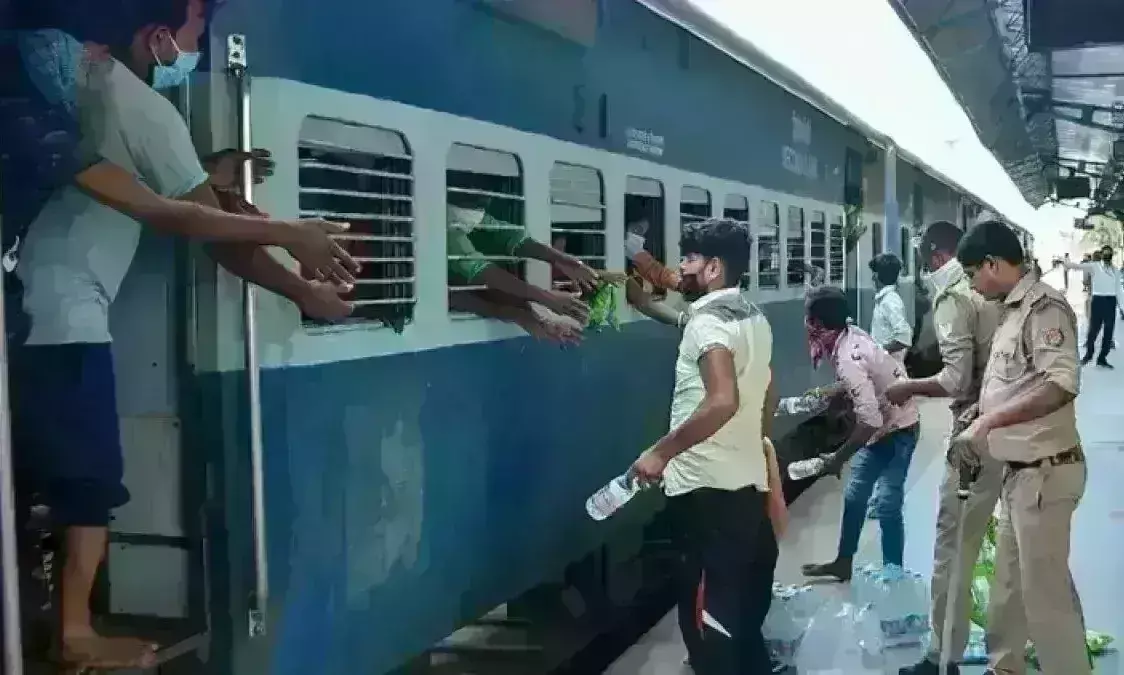 जान की बाजी लगाते वेंडर,चलती ट्रेनों में चढक़र यात्रियों को बेच रहे सामग्री