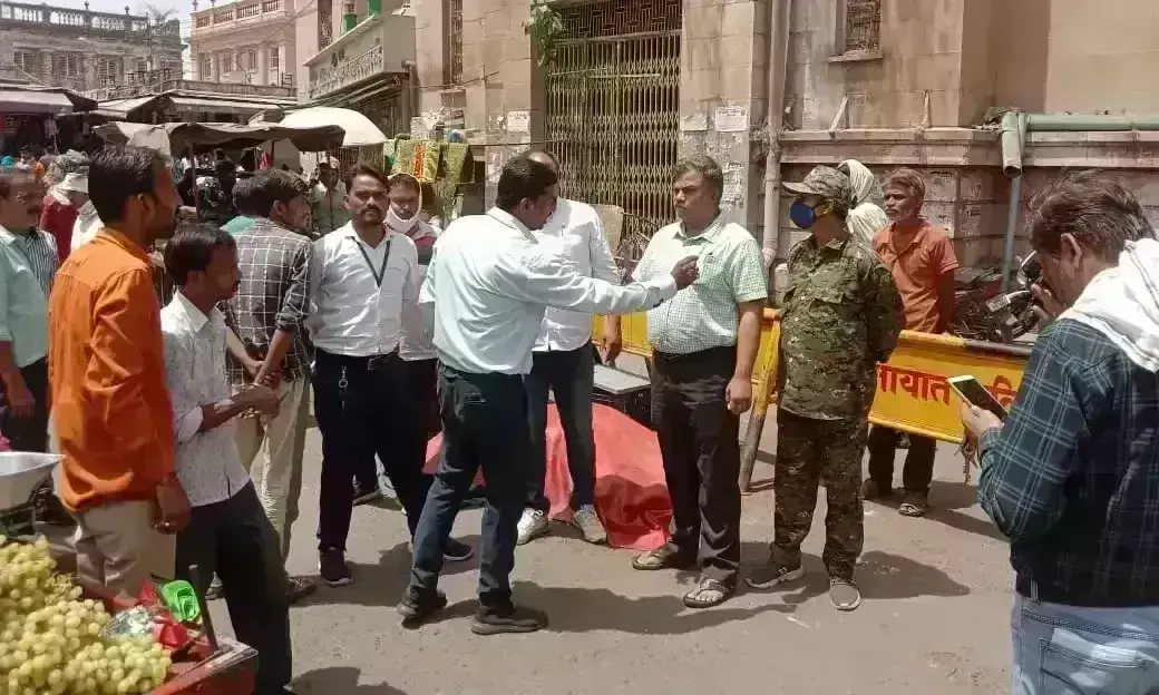 फुटपाथी बाजार सजने से पहले मदाखलत अमले ने की कार्रवाई फुटपाथी बाजार सजने से पहले मदाखलत अमले ने की कार्रवाई