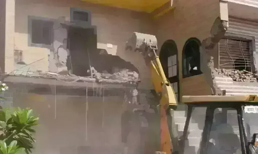 ग्वालियर में अपराधियों के मकान पर चला बुलडोजर, अवैध कब्जे धराशाही