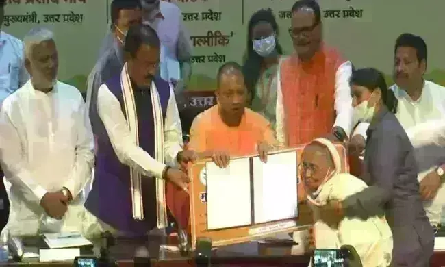 योगी आदित्यनाथ ने 63 हिन्दू बंगाली परिवारों को दिया भूमि एवं आवासीय पट्टा