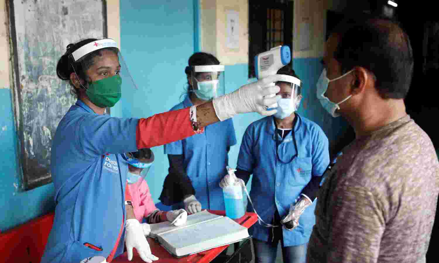 देश में फिर बढ़ी कोरोना मरीजों की संख्या, 24 घंटों में 2067 नए संक्रमित