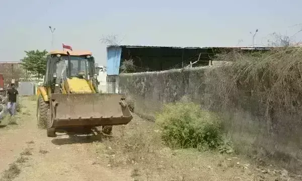 जबलपुर में चला बुलडोजर, अवैध कब्जे से मुक्त कराई 14 करोड़ की शासकीय भूमि
