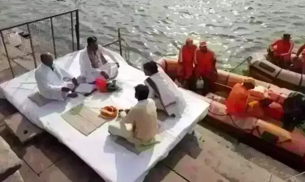 मॉरीशस के प्रधानमंत्री पहुंचे वाराणसी, पिता की अस्थियों को गंगा में किया विसर्जित