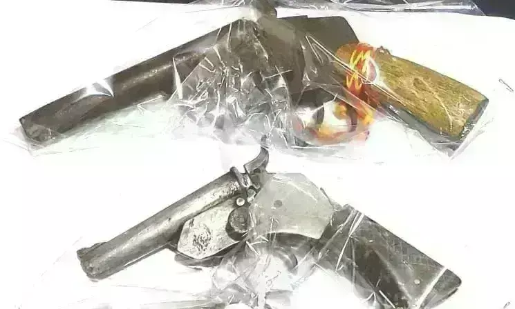 सब्जी के थैले में मिले देशी कट्टे और पिस्टल, शहर में सप्लाई करने आए बदमाश दबोचे