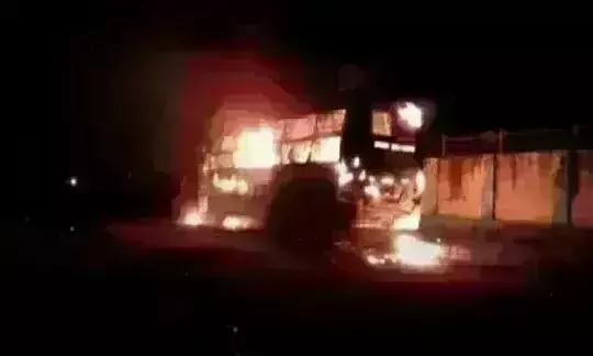 छत्तीसगढ़ में नक्सलियों ने बस में लगाई आग, पुलिस कैंप पर किया हमला