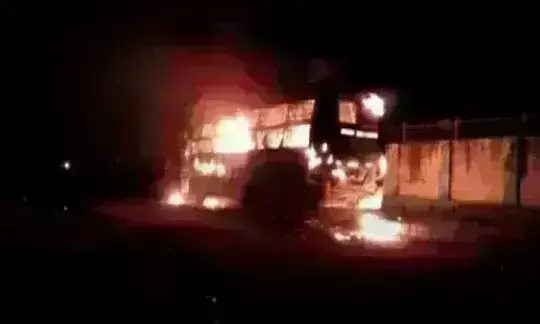 छत्तीसगढ़ में नक्सलियों ने बस में लगाई आग, पुलिस कैंप पर किया हमला