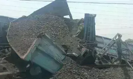 इटावा में कोयले से भरी मालगाड़ी हुई बेपटरी, रेल मार्ग बाधित