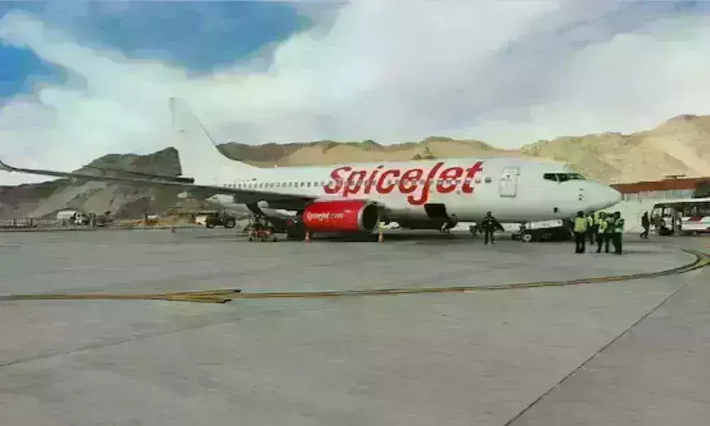 दुर्गापुर एयरपोर्ट पर तूफान में फंसा विमान, क्रैश लैंडिंग में 40 यात्री घायल