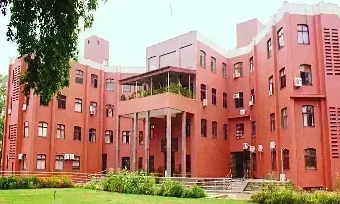 गंदगी देख निगमायुक्त का पारा चढ़ा, मौके पर खड़े हो कर करवाई सफाई