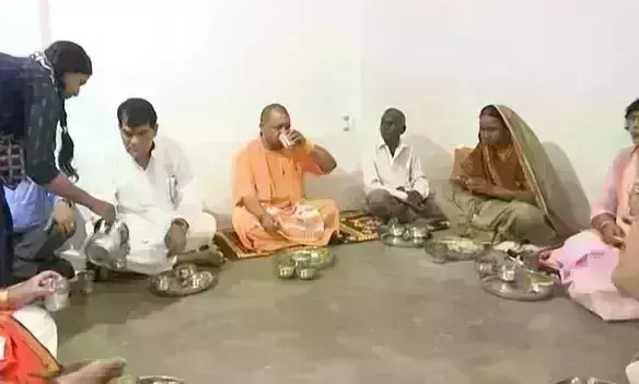 योगी आदित्यनाथ ने अयोध्या की मलिन बस्ती में मनीराम के घर किया सह भोज