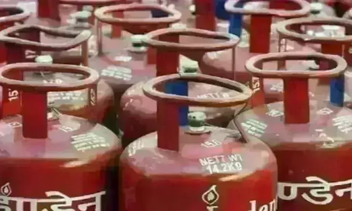 आम आदमी के खाना पकाना हुआ और महंगा, घरेलू गैस सिलेंडर के बढ़े दाम,