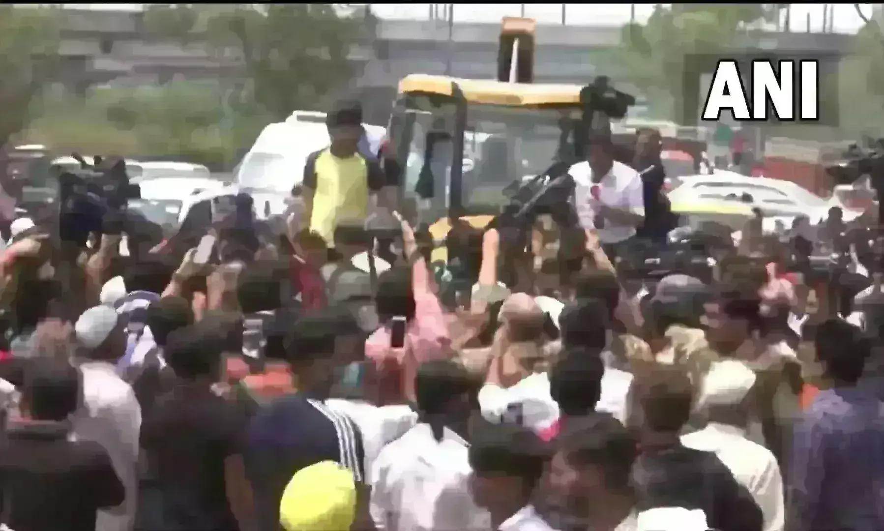 अतिक्रमण हटाने शाहीन बाग पहुंचा बुलडोजर, सड़कों पर आई महिलाएं, आप विधायक ने बताया राजनीति